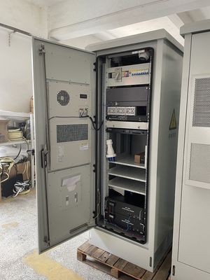 19インチ18U 標準的な屋外通信キャビネット 冷却システム1ステンレス鋼の玄関