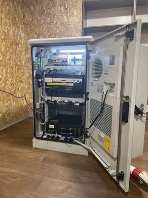 19インチ18U 標準的な屋外通信キャビネット 冷却システム1ステンレス鋼の玄関