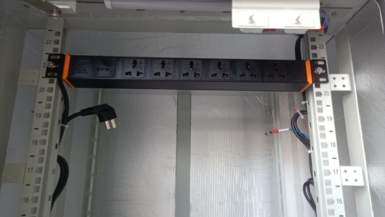 C13/C19コンセント付き、200～240VAC 32A対応、黒色垂直型PDU（電源分配ユニット）
