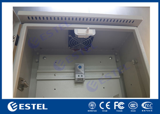 柱付き壁に設置されたIP55 トラフィック制御囲み バックプレートとディンレール